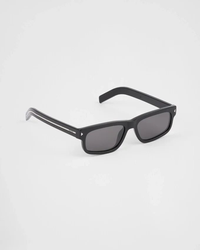 Gafas de sol con la icónica placa metálica Gafas de sol con la icónica placa metálica