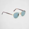 Gafas de sol con la icónica placa metálica Gafas de sol con la icónica placa metálica