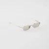 Gafas de sol con la icónica placa metálica Gafas de sol con la icónica placa metálica