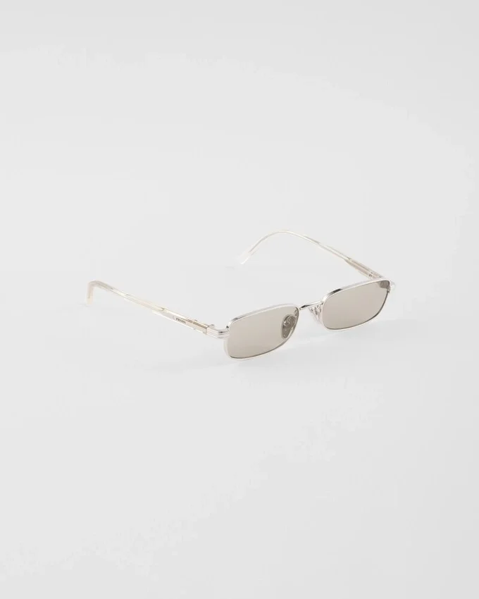 Gafas de sol con la icónica placa metálica Gafas de sol con la icónica placa metálica