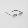 Gafas de sol con la icónica placa metálica Gafas de sol con la icónica placa metálica