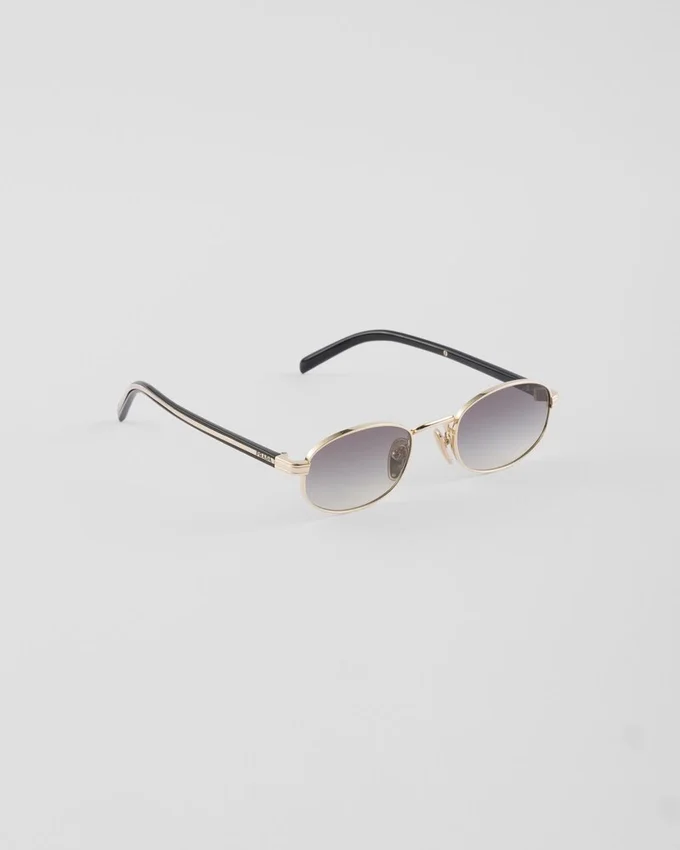 Gafas de sol con la icónica placa metálica Gafas de sol con la icónica placa metálica