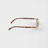 Gafas de sol con la icónica placa metálica