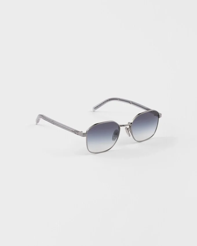 Gafas de sol con la icónica placa metálica Gafas de sol con la icónica placa metálica