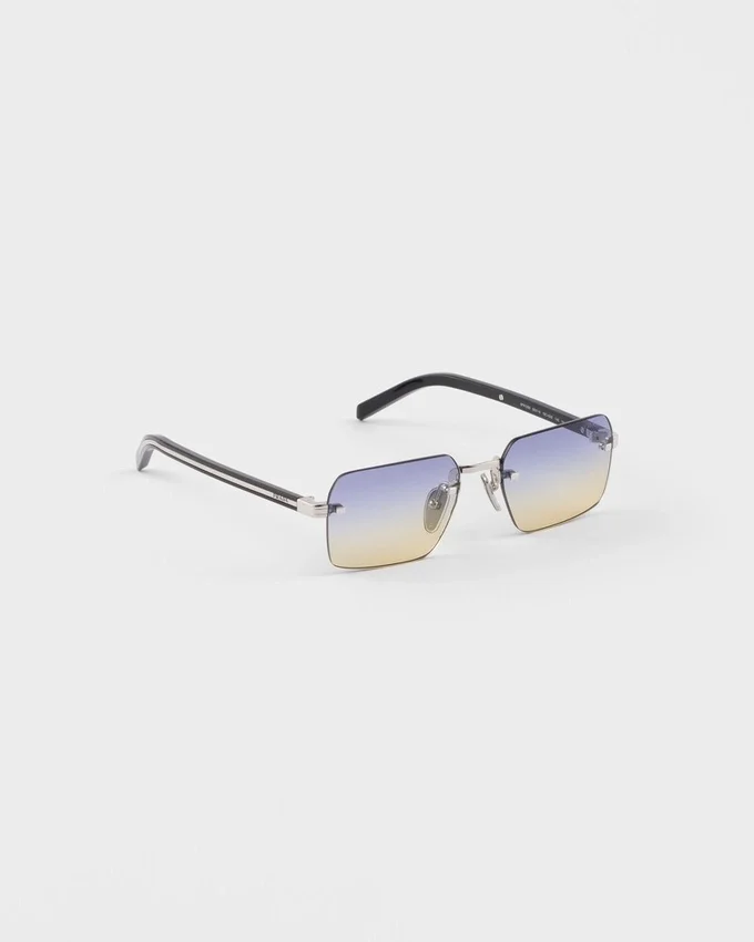 Gafas de sol con la icónica placa metálica Gafas de sol con la icónica placa metálica