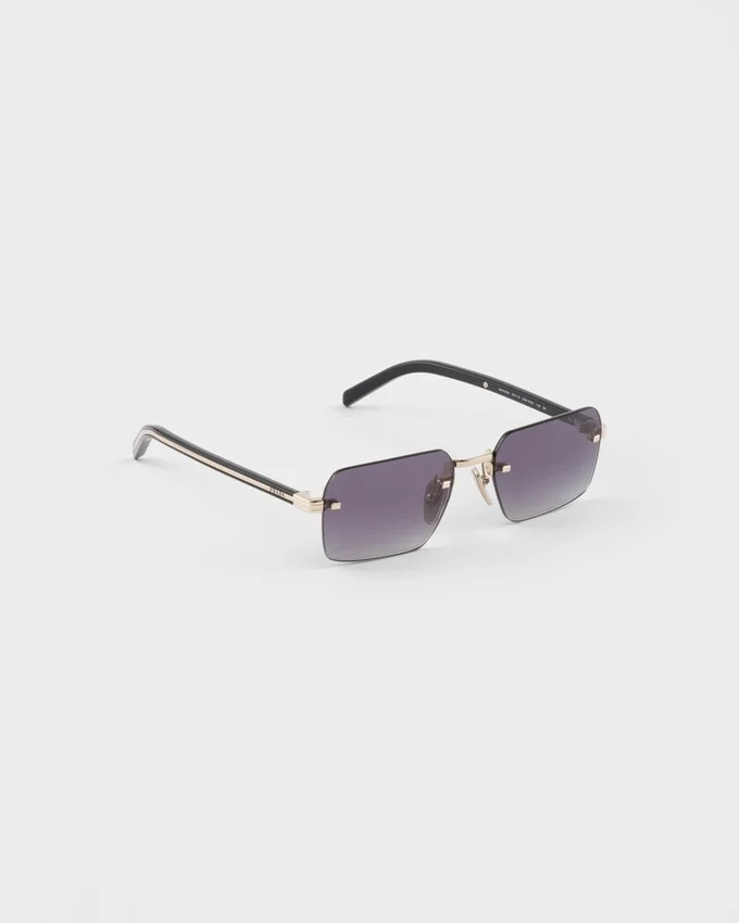 Gafas de sol con la icónica placa metálica Gafas de sol con la icónica placa metálica