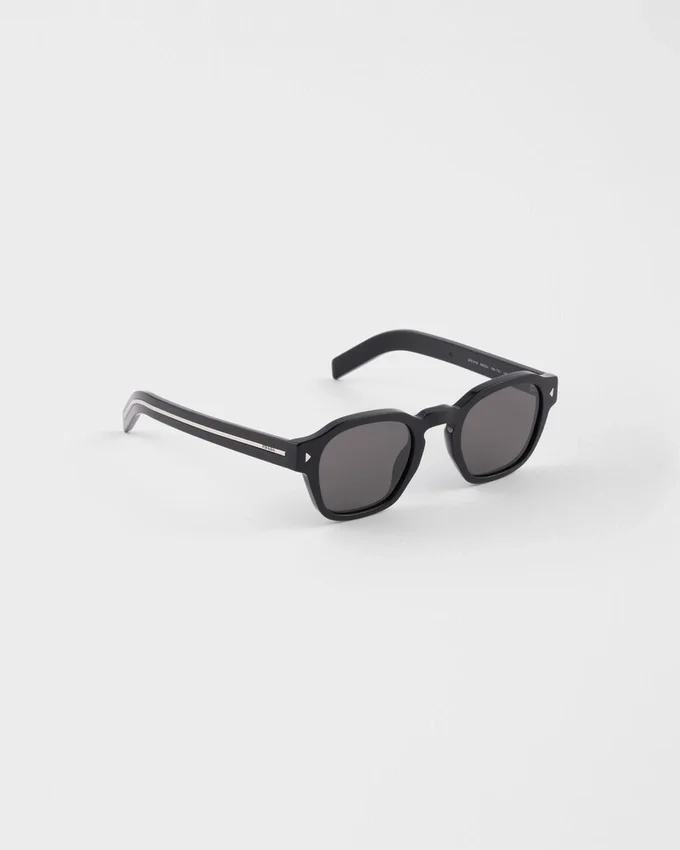 Gafas de sol con la icónica placa metálica Gafas de sol con la icónica placa metálica