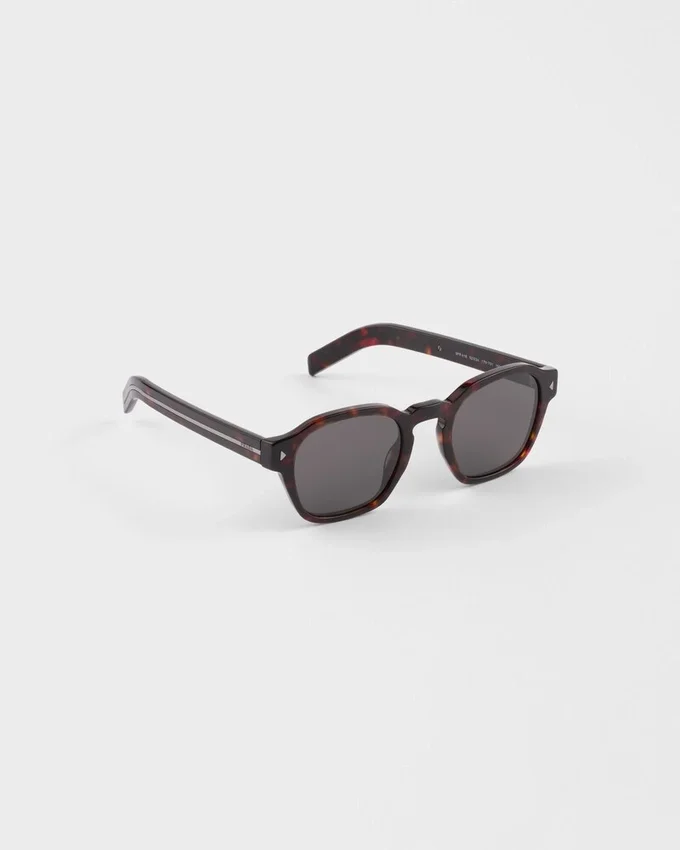 Gafas de sol con la icónica placa metálica Gafas de sol con la icónica placa metálica