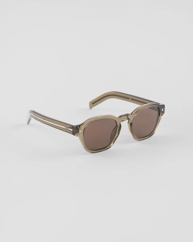 Gafas de sol con la icónica placa metálica Gafas de sol con la icónica placa metálica