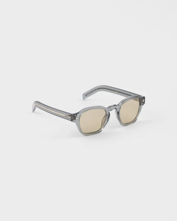 Gafas de sol con la icónica placa metálica Gafas de sol con la icónica placa metálica