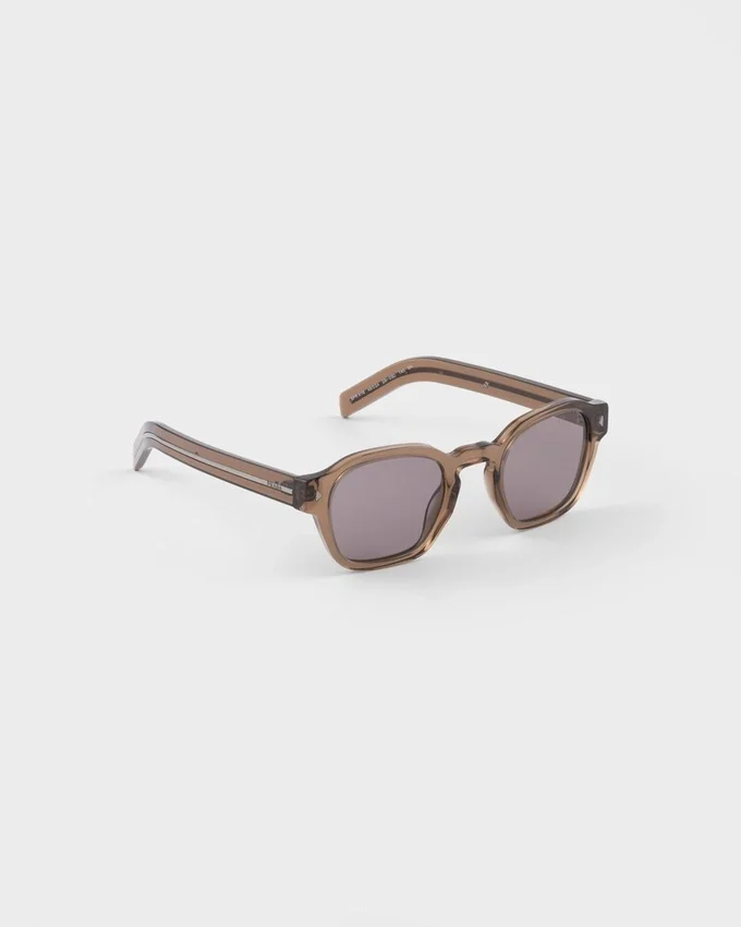 Gafas de sol con la icónica placa metálica Gafas de sol con la icónica placa metálica