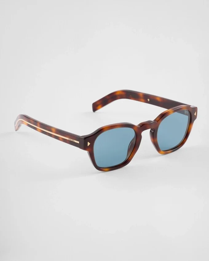 Gafas de sol con la icónica placa metálica Gafas de sol con la icónica placa metálica