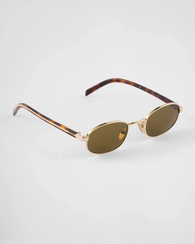 Gafas de sol con la icónica placa metálica Gafas de sol con la icónica placa metálica