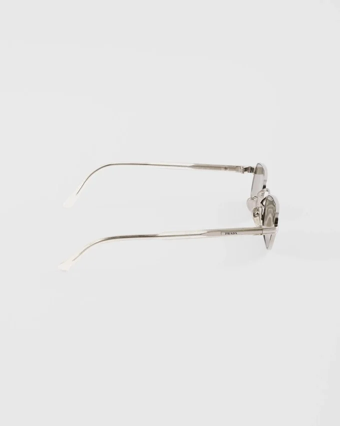 Gafas de sol con la icónica placa metálica Gafas de sol con la icónica placa metálica