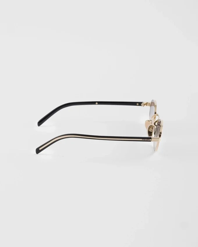 Gafas de sol con la icónica placa metálica Gafas de sol con la icónica placa metálica