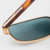 Gafas de sol con la icónica placa metálica