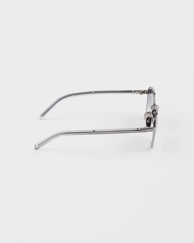 Gafas de sol con la icónica placa metálica Gafas de sol con la icónica placa metálica