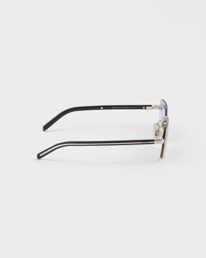 Gafas de sol con la icónica placa metálica Gafas de sol con la icónica placa metálica