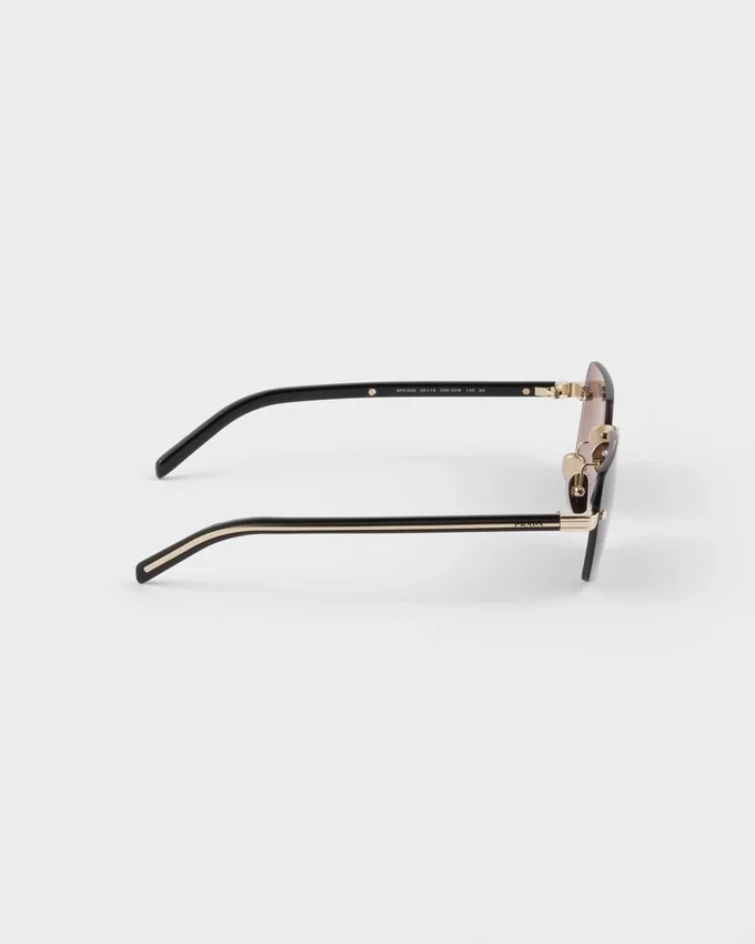 Gafas de sol con la icónica placa metálica Gafas de sol con la icónica placa metálica