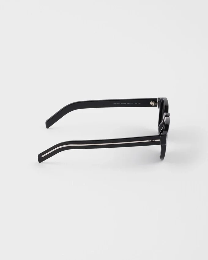 Gafas de sol con la icónica placa metálica Gafas de sol con la icónica placa metálica
