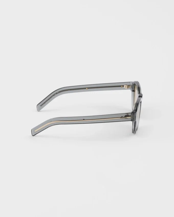 Gafas de sol con la icónica placa metálica Gafas de sol con la icónica placa metálica