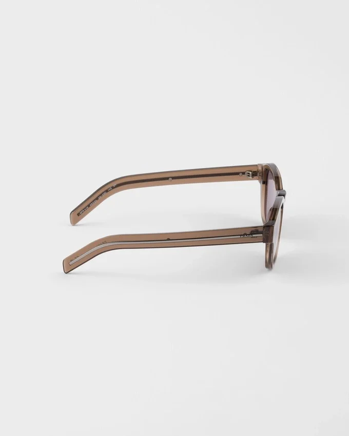 Gafas de sol con la icónica placa metálica Gafas de sol con la icónica placa metálica