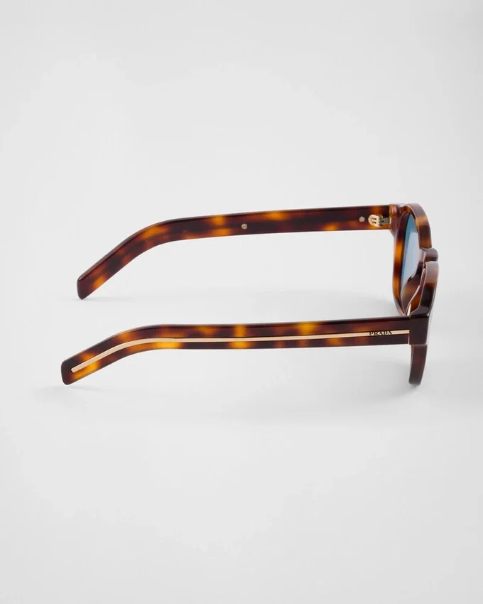 Gafas de sol con la icónica placa metálica Gafas de sol con la icónica placa metálica