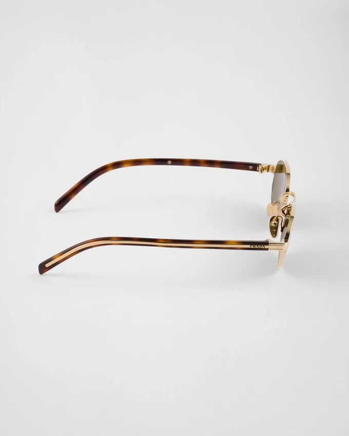 Gafas de sol con la icónica placa metálica Gafas de sol con la icónica placa metálica