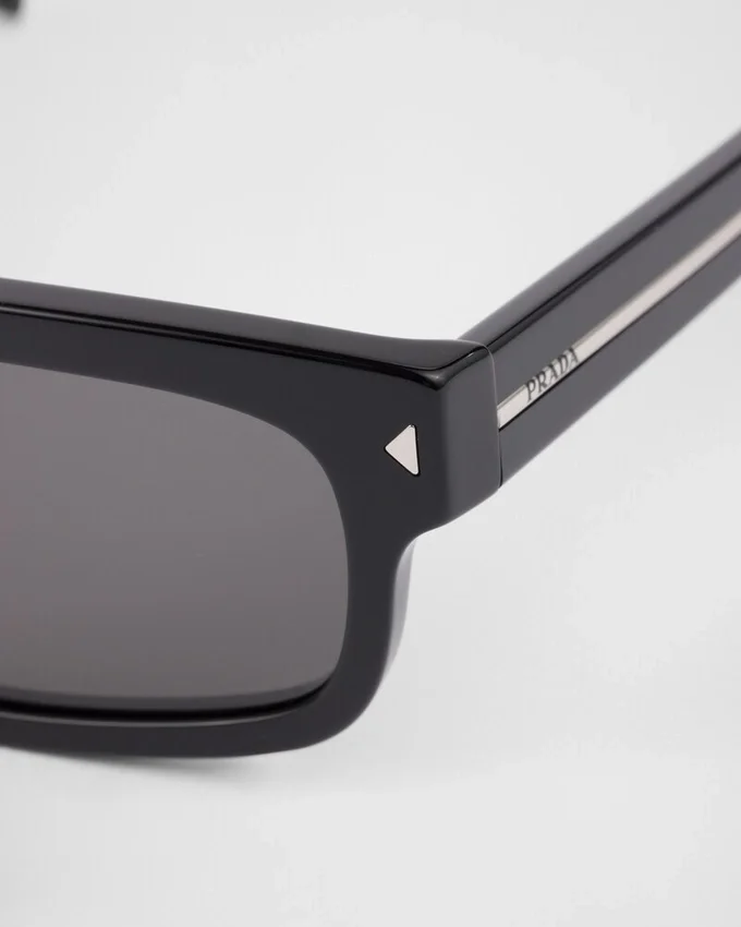 Gafas de sol con la icónica placa metálica Gafas de sol con la icónica placa metálica