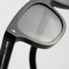 Gafas de sol con la icónica placa metálica Gafas de sol con la icónica placa metálica