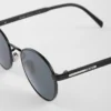 Gafas de sol con la icónica placa metálica Gafas de sol con la icónica placa metálica