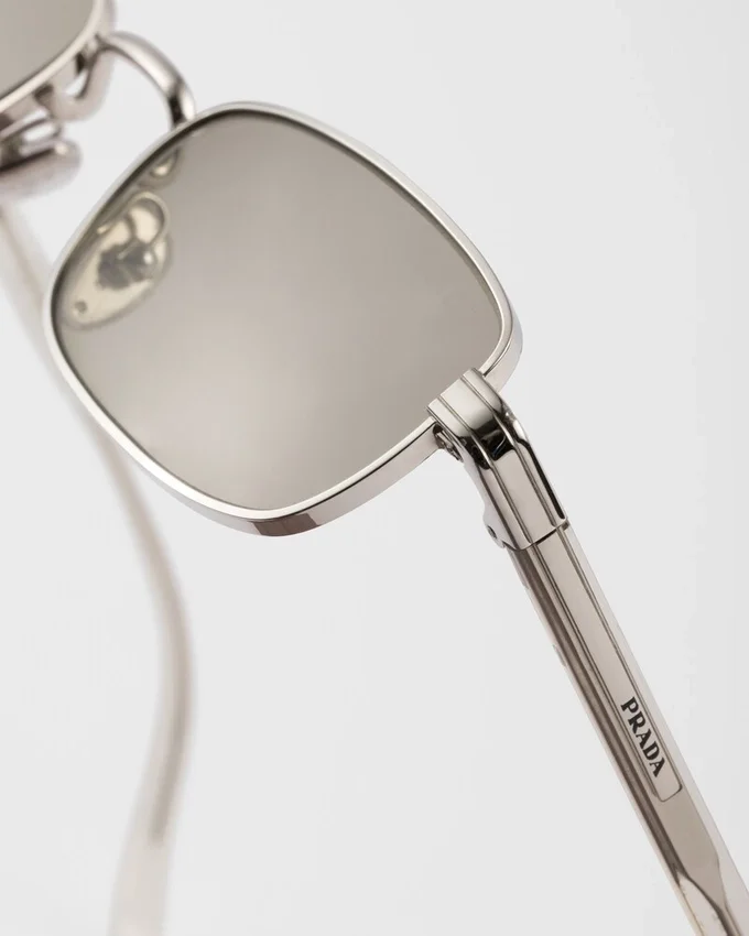 Gafas de sol con la icónica placa metálica Gafas de sol con la icónica placa metálica