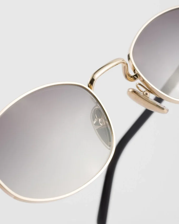 Gafas de sol con la icónica placa metálica Gafas de sol con la icónica placa metálica