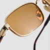 Gafas de sol con la icónica placa metálica Gafas de sol con la icónica placa metálica