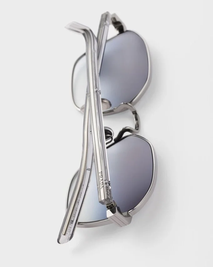 Gafas de sol con la icónica placa metálica Gafas de sol con la icónica placa metálica