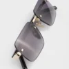Gafas de sol con la icónica placa metálica Gafas de sol con la icónica placa metálica