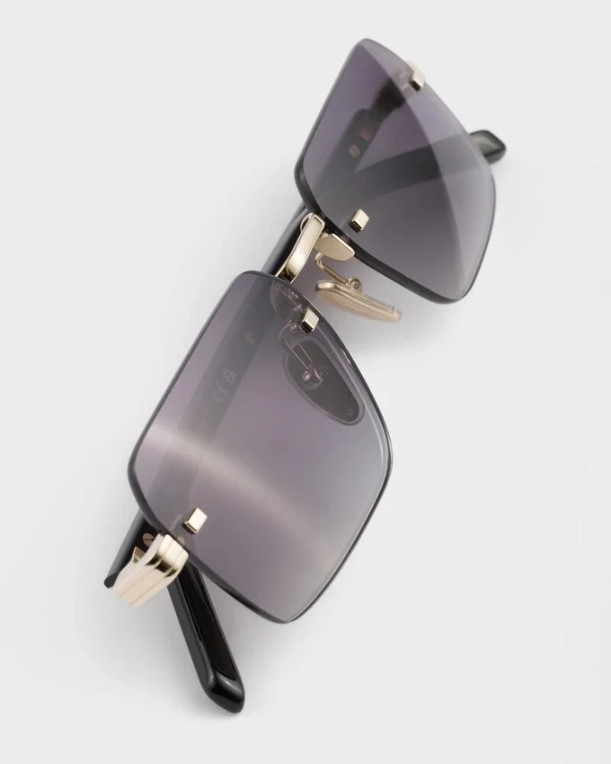 Gafas de sol con la icónica placa metálica Gafas de sol con la icónica placa metálica