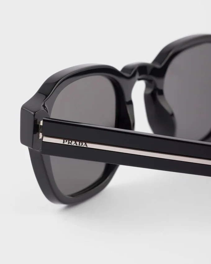 Gafas de sol con la icónica placa metálica Gafas de sol con la icónica placa metálica