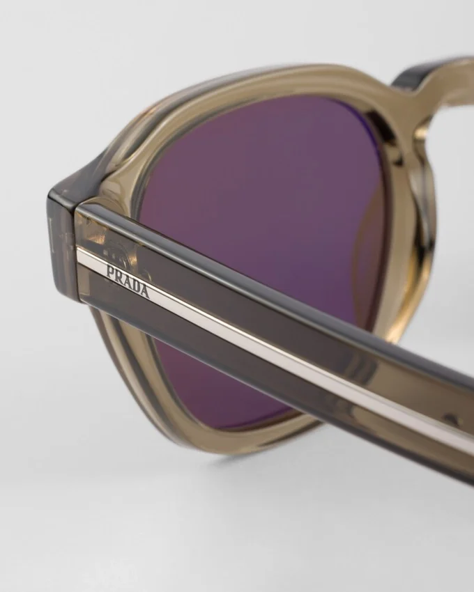 Gafas de sol con la icónica placa metálica Gafas de sol con la icónica placa metálica