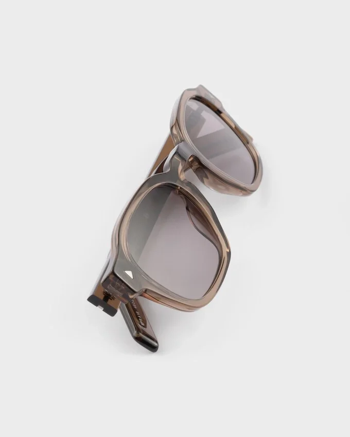 Gafas de sol con la icónica placa metálica Gafas de sol con la icónica placa metálica
