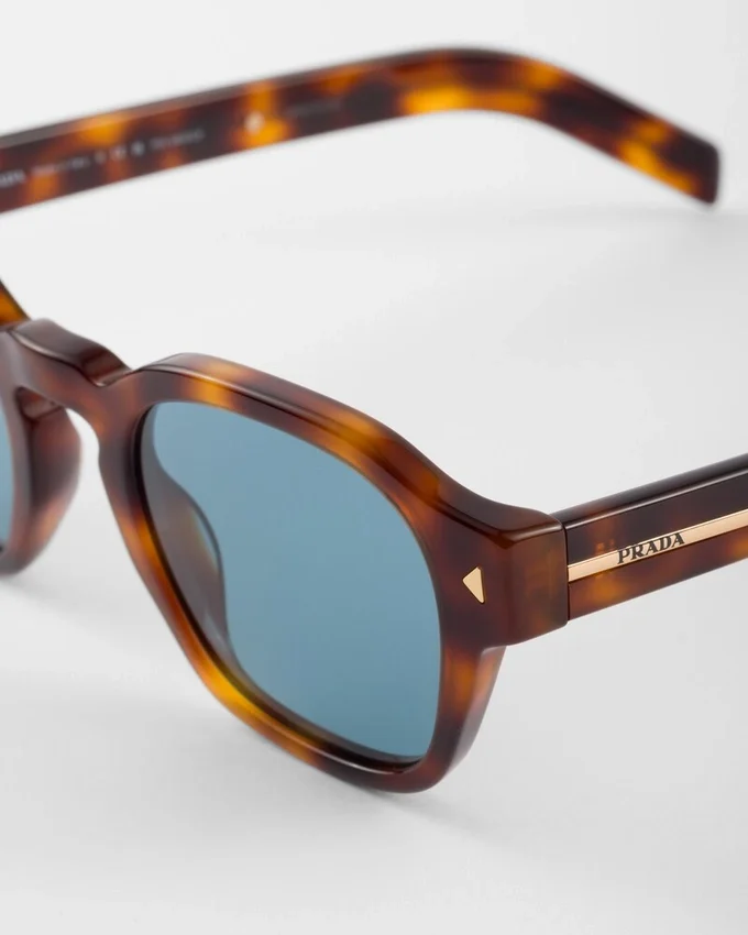 Gafas de sol con la icónica placa metálica Gafas de sol con la icónica placa metálica
