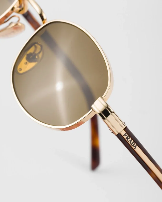 Gafas de sol con la icónica placa metálica Gafas de sol con la icónica placa metálica