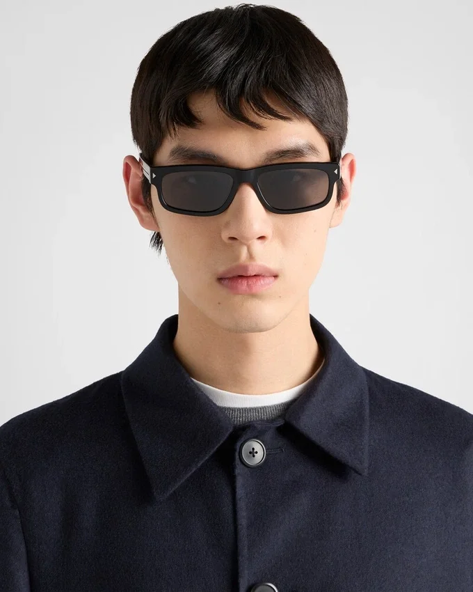 Gafas de sol con la icónica placa metálica Gafas de sol con la icónica placa metálica