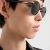 Gafas de sol con la icónica placa metálica Gafas de sol con la icónica placa metálica