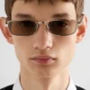 Gafas de sol con la icónica placa metálica Gafas de sol con la icónica placa metálica