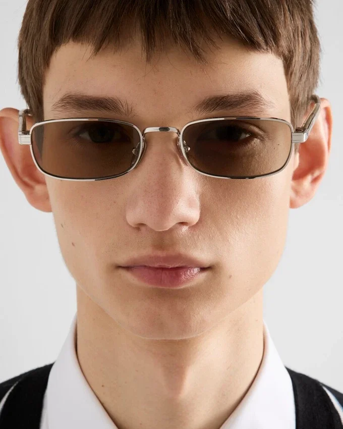 Gafas de sol con la icónica placa metálica Gafas de sol con la icónica placa metálica