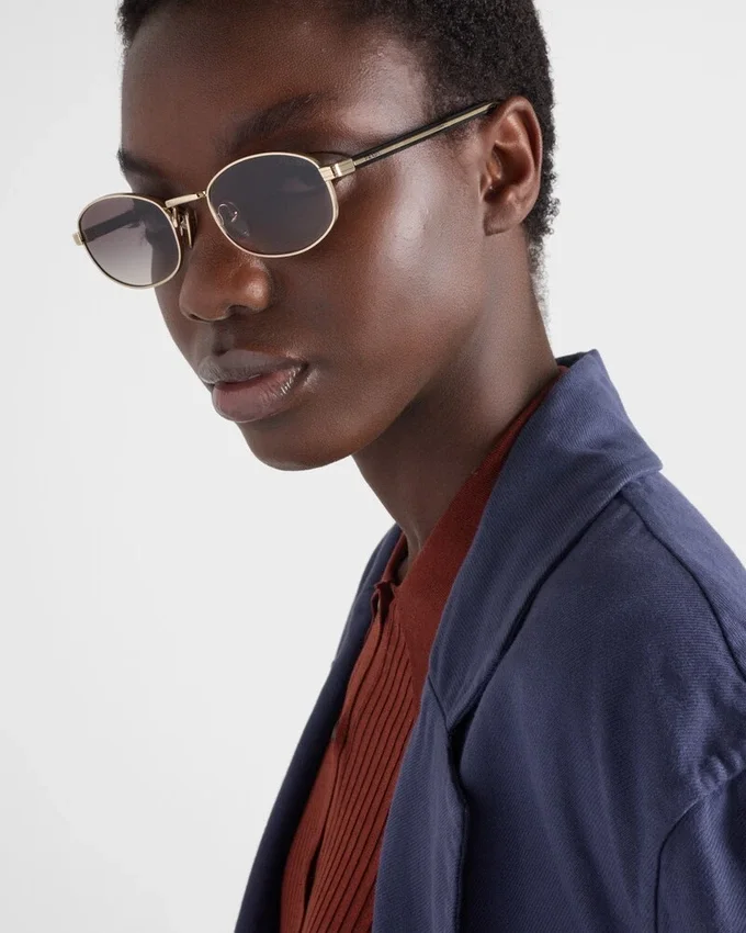 Gafas de sol con la icónica placa metálica Gafas de sol con la icónica placa metálica
