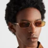 Gafas de sol con la icónica placa metálica Gafas de sol con la icónica placa metálica