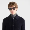 Gafas de sol con la icónica placa metálica Gafas de sol con la icónica placa metálica