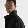 Gafas de sol con la icónica placa metálica Gafas de sol con la icónica placa metálica